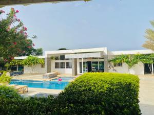 ein Swimmingpool vor einem Haus in der Unterkunft Hôtel Mango GI in Saly Portudal + 23 Fotos