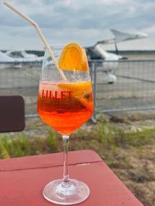 Ein Glas mit einer Orange darin steht auf einem Tisch. in der Unterkunft Boutique-Stay in Eberswalde-Finow + 34 Fotos