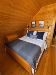 a bedroom with a bed in a wooden cabin at Chalet O Refúgio 3 in Penhas da Saúde