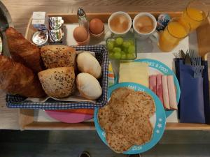 ein Tablett mit Brot und anderen Lebensmitteln auf dem Tisch in der Unterkunft B&B Beach Inn in Scheveningen