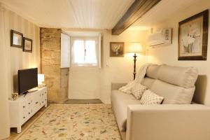 a living room with a couch and a television at Casa da Juana in Chantada