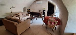 ein Wohnzimmer mit Sofa und Tisch in der Unterkunft Authentique-CAVE Les Assions in Les Assions + 11 Fotos