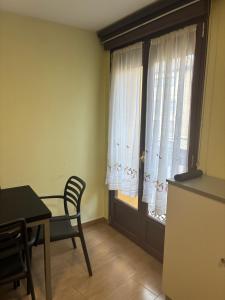 a dining room with a table and a window at Plazacuervo in Pancorbo