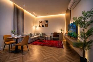 a living room with a couch and a table at السميح للشقق الذاتيه ALsUMAIH HOTELAPARTMENTS in Riyadh