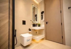 a bathroom with a toilet and a sink at السميح للشقق الذاتيه ALsUMAIH HOTELAPARTMENTS in Riyadh