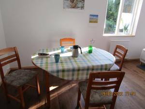 a table with a tea kettle on it in a room at Mysig huset in Strömsnäsbruk