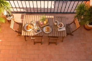 an overhead view of a table with plates of food at Panther Home Salvador in Seville