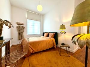 a bedroom with a bed and a window at Maison VCB Ciney - Hôtel Particulier de 1820, Cœur de Ville, Parc & Parking Privé in Ciney