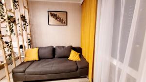 a living room with a couch and a window at Modernes Wohlfühl-Apartment mit Stil in Mülheim an der Ruhr