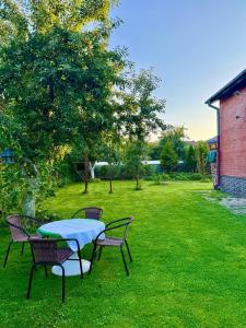 a picnic table and chairs in a yard at На Видземском взморье Калнгале in Kalngale