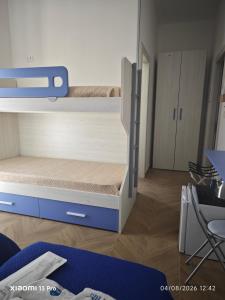 ein kleines Zimmer mit einem Etagenbett in einem Zimmer in der Unterkunft Al Blu in Manfredonia