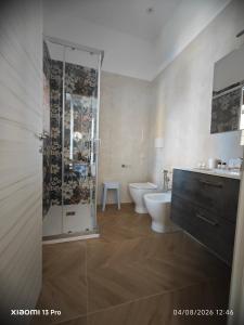 ein Badezimmer mit Dusche, Toilette und Waschbecken in der Unterkunft Al Blu in Manfredonia + 7 Fotos