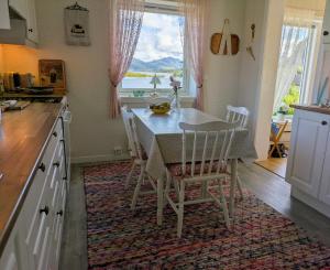 ครัวหรือมุมครัวของ Lauvåsstua-Charming house by the sea
