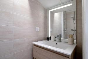 a bathroom with a sink and a mirror at Studio Centre Cannes, Rue d’Antibes in Cannes +14 photos