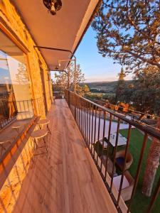 a balcony with a table and chairs and a view at Refugio Bella Luna in Ruidera