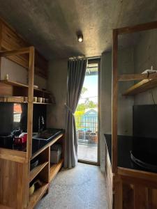 a kitchen with a sink and a tv and a window at Chum Home in Thanh Ðông (1)