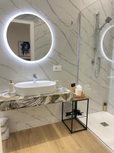 ein Badezimmer mit Waschbecken und Spiegel in der Unterkunft Marylen in Gela + 7 Fotos