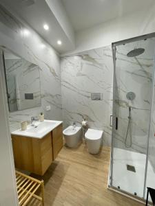 ein Badezimmer mit Waschbecken, Dusche und Toilette in der Unterkunft Marylen in Gela