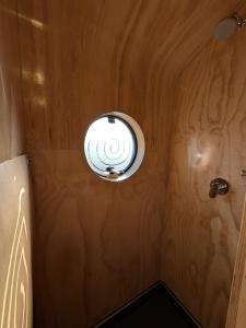 a light in a room with a wooden ceiling at Bakkums Bosgeluk in Castricum