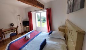 a bedroom with a bed and a window at Au Domelia Provinois - Chambres - in Cerneux