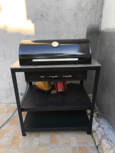 Ein Toaster steht auf einem schwarzen Ständer in der Unterkunft Pink Sunset in Lukovo