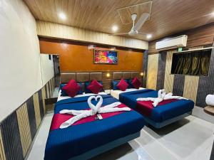 a room with two beds in a boat at Hotel al raihan in Mumbai