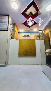 a room with a ceiling with a yellow wall at Hotel al raihan in Mumbai
