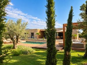 a villa with a pool and a yard with trees at Villa Rosa, 4chambres, piscine , Lecci , 8 personnes in Lecci