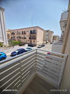 ein Balkon mit Blick auf eine Stadtstraße in der Unterkunft Al Blu in Manfredonia