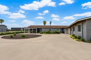 a building with a circular driveway in front at Valley Motel Corpus Christi Near Airport I 37 in Corpus Christi