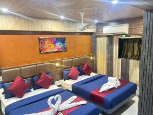 a room with two beds in a boat at Hotel al raihan in Mumbai +17 photos