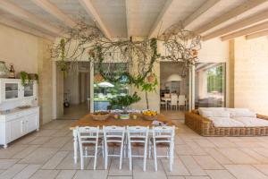 a living room with a table and chairs at Villa Reginella - Rive del Salento in Lecce