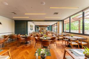 Um restaurante ou outro lugar para comer em Hotel Deville Prime Maringá