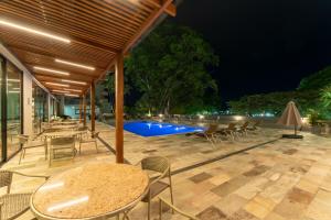 A piscina localizada em Hotel Deville Prime Maringá ou nos arredores