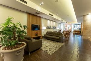 Uma TV ou centro de entretenimento em Hotel Deville Prime Maringá