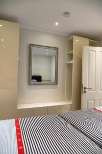 a bedroom with a bed and a mirror at Ferienwohnung Smutje in Kiel