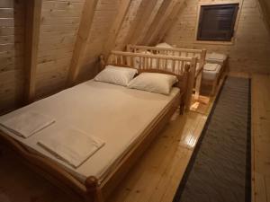 an overhead view of a bed in a wooden cabin at Brvnare Sadba 
