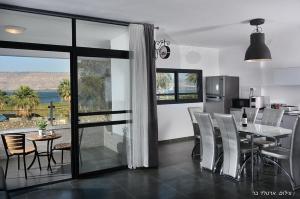a kitchen and dining room with a table and chairs at מקום טוב באמצע במושבת כנרת in Kinneret
