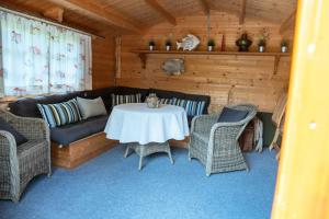 a living room with a table and chairs and a couch at Ferienwohnung Smutje in Kiel