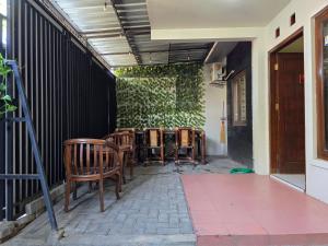 a row of chairs sitting on a patio at M2 Homestay Jogja in Jarakan