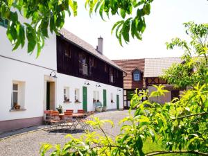 a courtyard of a house with tables and chairs at Schlossgut Franken in Redwitz an der Rodach