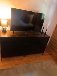ein großer Flachbildfernseher auf einer Kommode in der Unterkunft Westerwald Lodge in Stahlhofen
