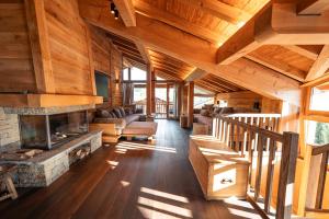 a living room with a fireplace in a log cabin at Chalet Namapa in Saint-Martin-de-Belleville