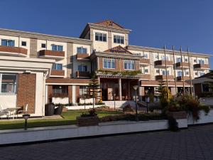 a large brick building with a courtyard in front of it at 2RN SOLOMON Hotel and Spa 