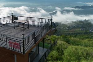a observation deck with a table on top of a mountain at ฟลายมี ภูทับเบิก in Ban Maeo Thap Boek +12 photos