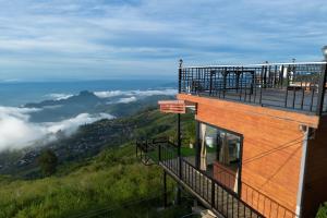 a building with a balcony with a view of a mountain at ฟลายมี ภูทับเบิก in Ban Maeo Thap Boek