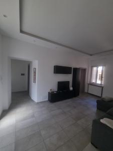 a living room with a couch and a flat screen tv at Casa moderna in centro storico in Asti