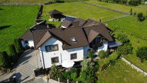 an overhead view of a house with a roof at Casa de pe Deal in Sadova