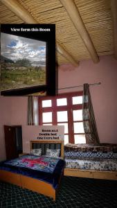 a room with a bed in a room with a window at Deachen Khangsar in Spangmik