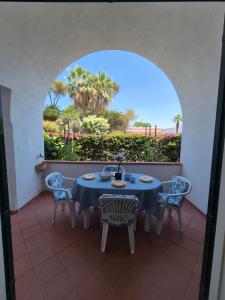 a table and chairs in a room with a window at Casa Cachepot - Sweet Silvana in Ischia